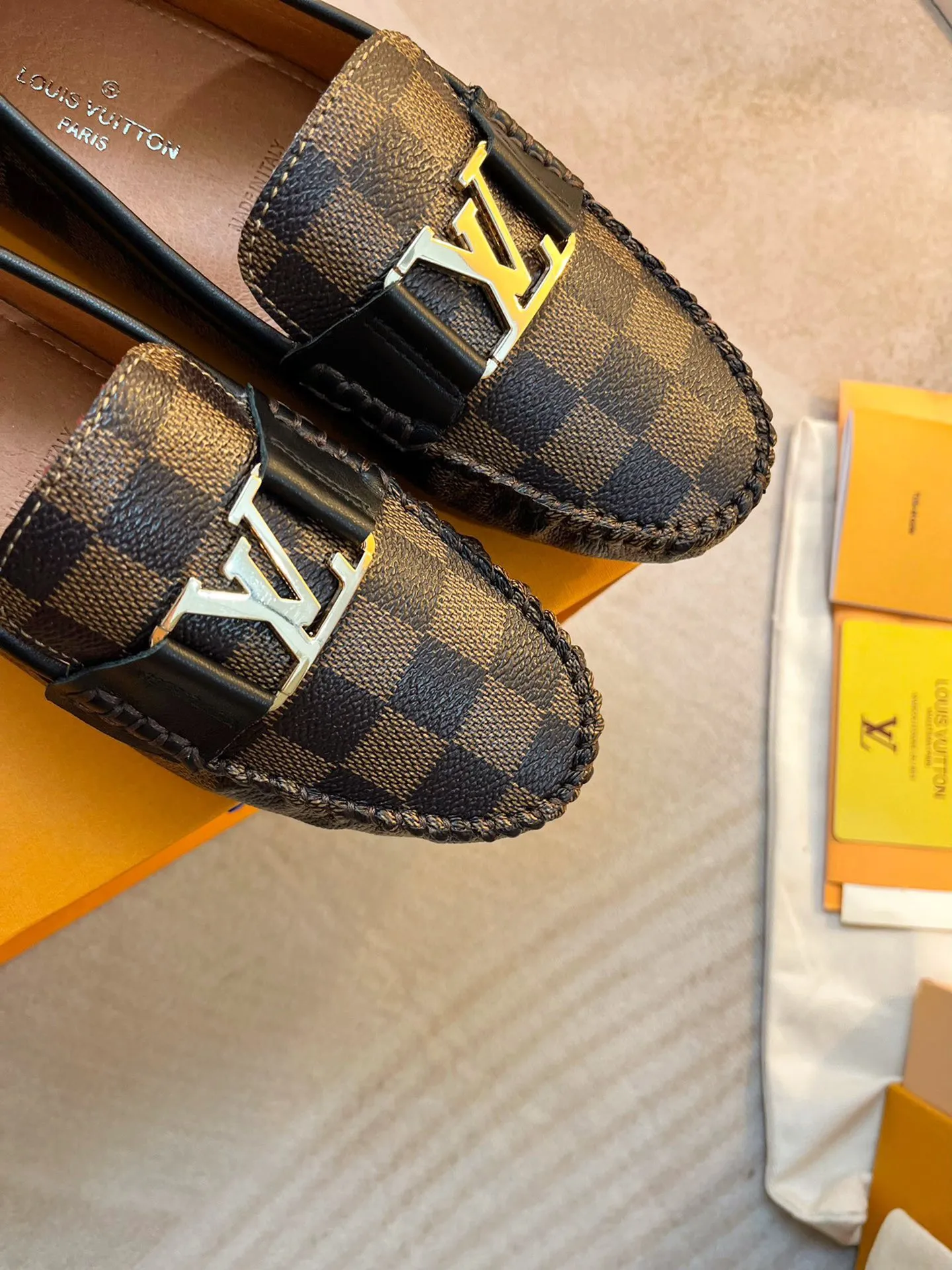 p460💰Couple model❤️🇫🇷 𝙇𝙤𝙪𝙞𝙨 𝙑𝙪𝙞𝙩𝙩𝙤𝙣 🇫🇷Louis Vuitton 2023 Classic𝓛𝓿 𝓣𝓻𝓪𝓲𝓷𝓮𝓻 Sports Series ➪➪➪¯ [Arizona Doudou Shoes Series] ▪️▪️▪️Arizona slip-on shoes are made of Monogram Eclipse canvas. Its hand-painted and dyed edges and hand-sewn uppers fully demonstrate Louis Vuitton's traditional shoemaking craftsmanship. This slip-on shoe is very lightweight. The integrated tongue and upper make it particularly comfortable and flexible. The soft outsole is equipped with rubber padding. Decorated with matching sash. Detailed features: ☑️Monogram Eclipse canvas ☑️Black Eclipse pattern ☑️Hand-painted shoe edges ☑️Hand-sewn uppers (each pair takes time to process) ☑️Integrated tongue and upper construction ☑️Outsole equipped with rubber lining ☑️size: 35_46
